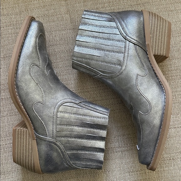 Silver Cowgirl Ankle Boots Festival Country Western Faux Leather Like New - Picture 7 of 13